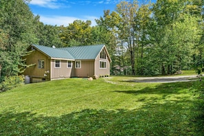 Exterior - 4BR/3BA ★ hot tub, sauna, billiards, A/C, & grill! (Killington)