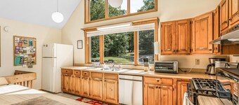 4BR/3BA ★ hot tub, sauna, billiards, A/C, & grill!