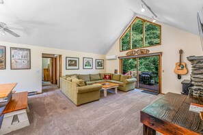 Smart TV, fireplace, DVD player, stereo