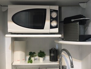 Réfrigérateur, micro-ondes, plaque de cuisson, cafetiÚre/bouilloire