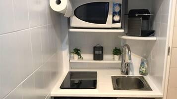 Fridge, microwave, stovetop, coffee/tea maker