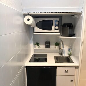Réfrigérateur, micro-ondes, plaque de cuisson, cafetière/bouilloire