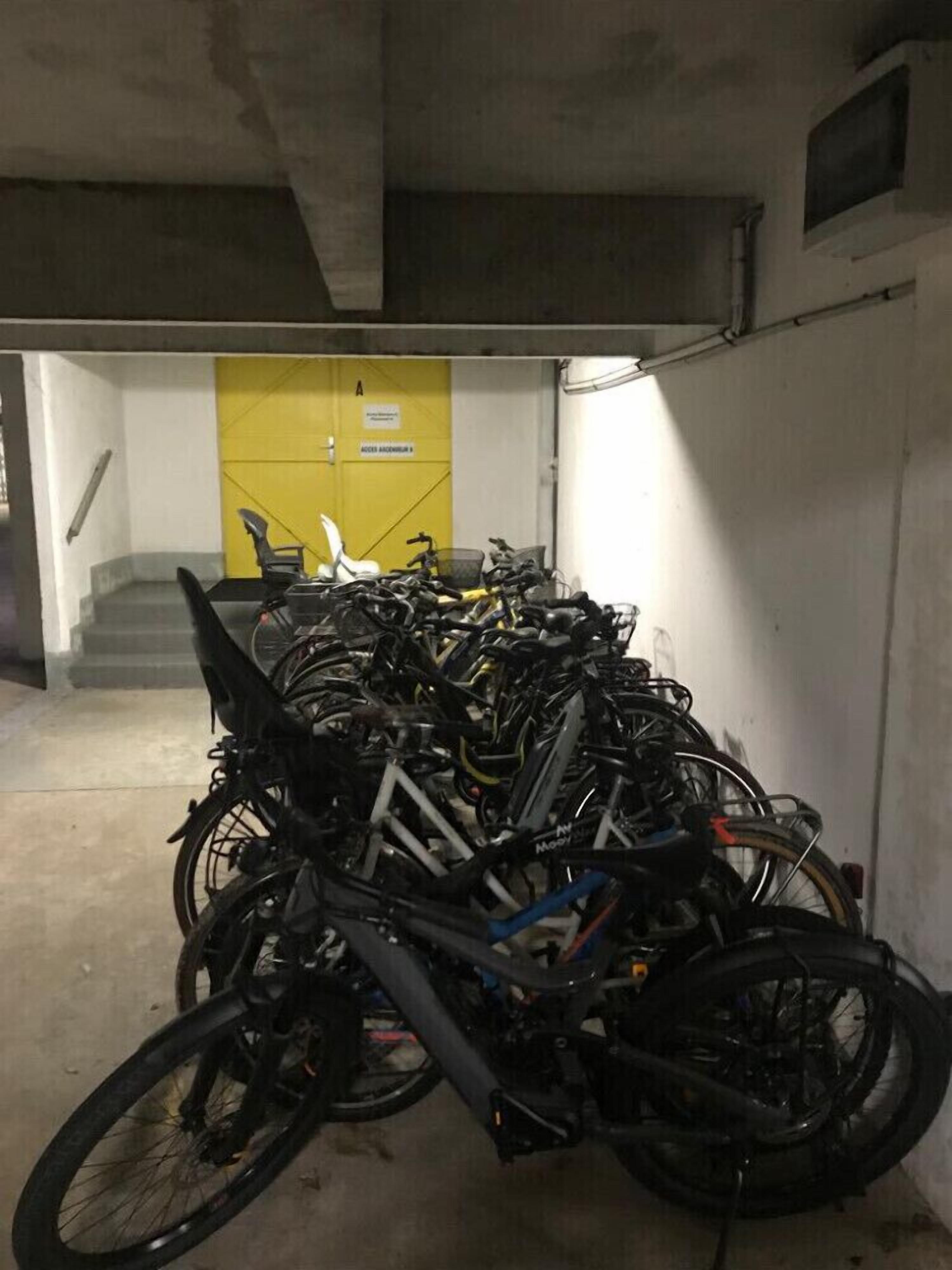 Un parcheggio con una porta gialla con l'indicazione 'ACCESS CONTROL'.