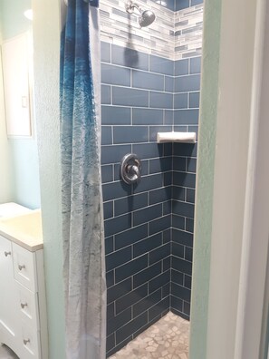 Douche, sèche-cheveux, serviettes fournies, savon