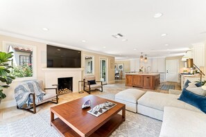 Smart TV, fireplace, stereo, printers - Casa Azul - Mediterranean Resort-Style Home (Thousand Oaks)