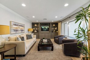 Smart TV, fireplace, stereo, offices - Casa Azul - Mediterranean Resort-Style Home (Thousand Oaks)