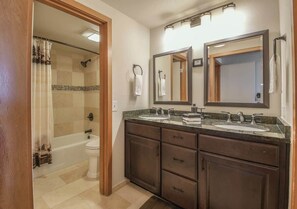 Combined shower/tub, hair dryer - Spacious Mountain Condo in Beautiful Keystone (Keystone)