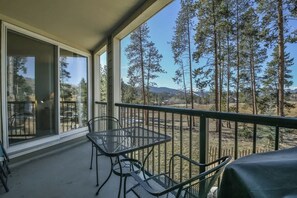 Outdoor dining - Spacious Mountain Condo in Beautiful Keystone (Keystone)
