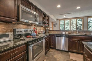 Fridge, microwave, oven, stovetop - Spacious Mountain Condo in Beautiful Keystone (Keystone)