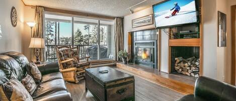 TV, fireplace