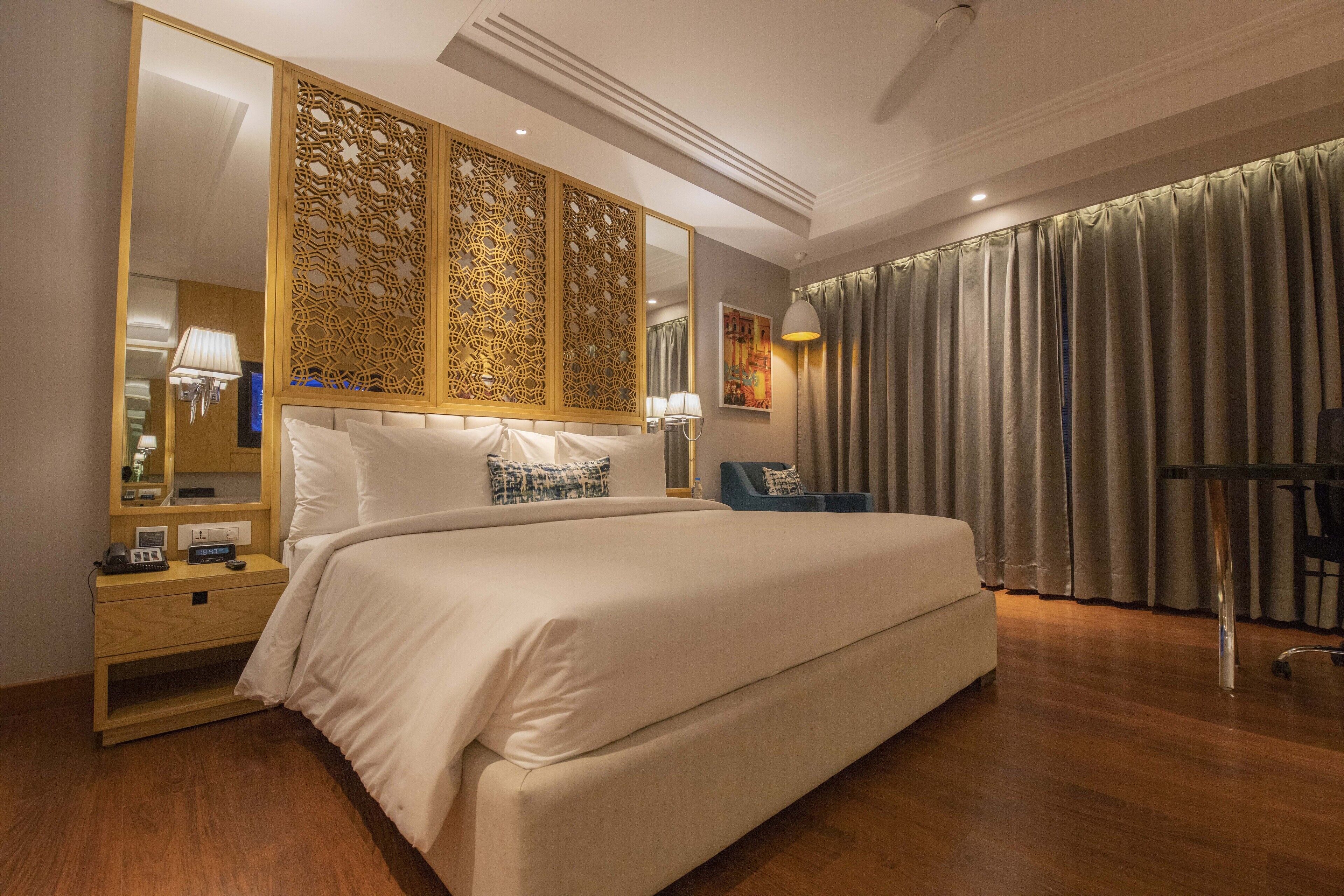 Deluxe Room, 1 King Bed, Non Smoking | Minibar, in-room safe, desk, laptop workspace