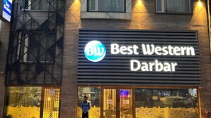A building with a sign reading "Best Western Darbar." - Best Western Darbar (New Delhi)