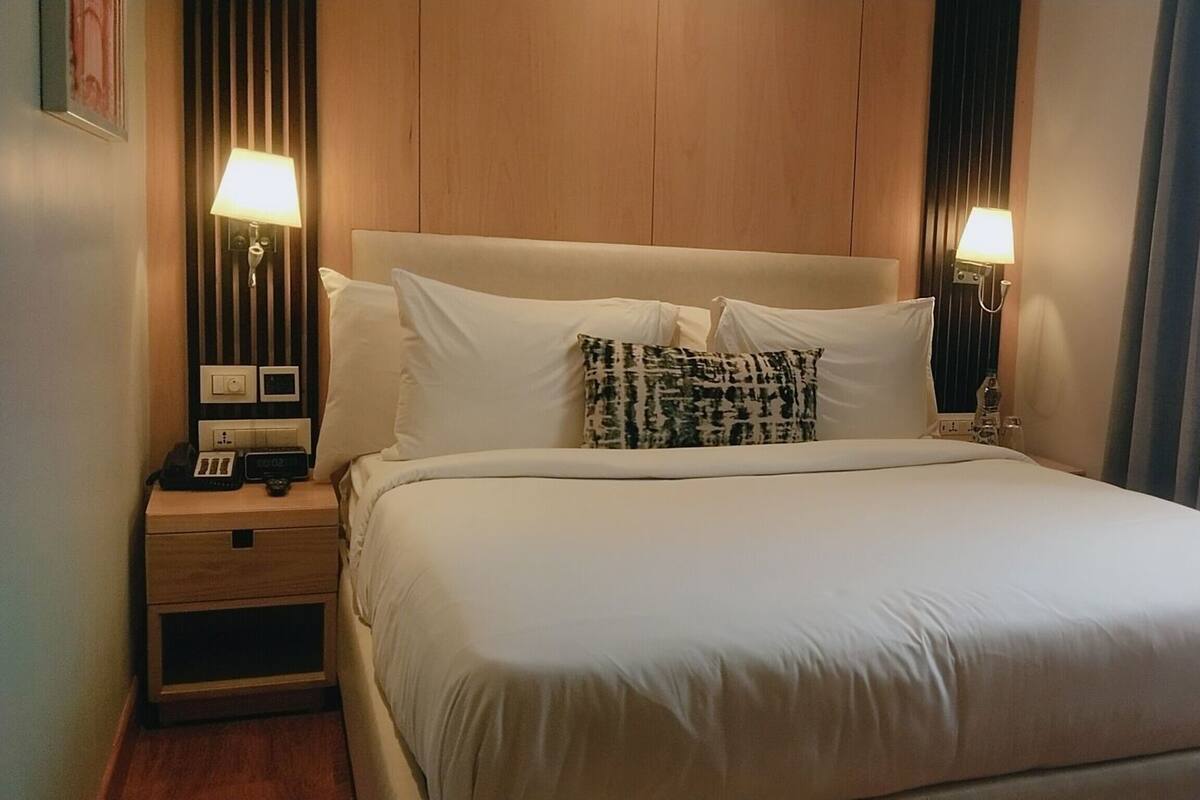 Minibar, caja de seguridad en la habitación y escritorio