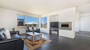 TV - A large family home situated just down the road from Port Fairy's family friendly Pea Soup Beach (PORT FAIRY)