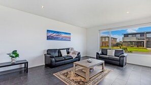 TV - A large family home situated just down the road from Port Fairy's family friendly Pea Soup Beach (PORT FAIRY)