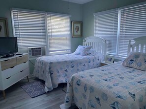 2 bedrooms, desk, iron/ironing board, WiFi