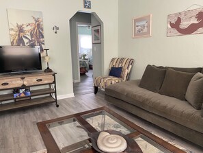 Smart TV, fireplace - Artist Beach Retreat  (Lake Worth Beach)