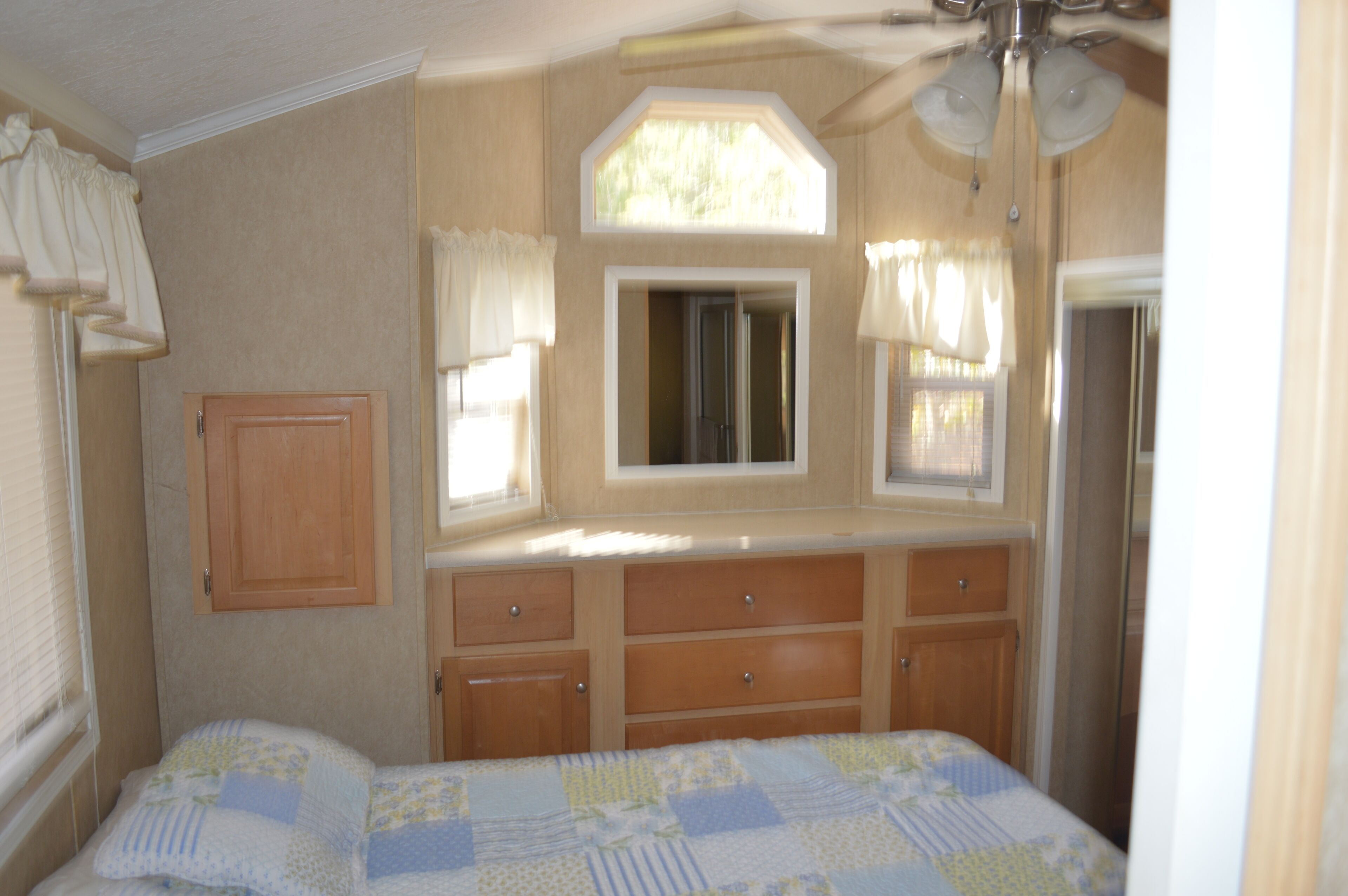 Lakeside Paradise!  Steps from the Water.  Boat slip/ Canoe, Firepit.