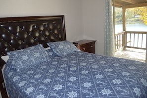 2 bedrooms, free WiFi, bed sheets - Lakeside Paradise, NEW Boat Dock, Steps to Water, Canoe & Firepit (Butler)