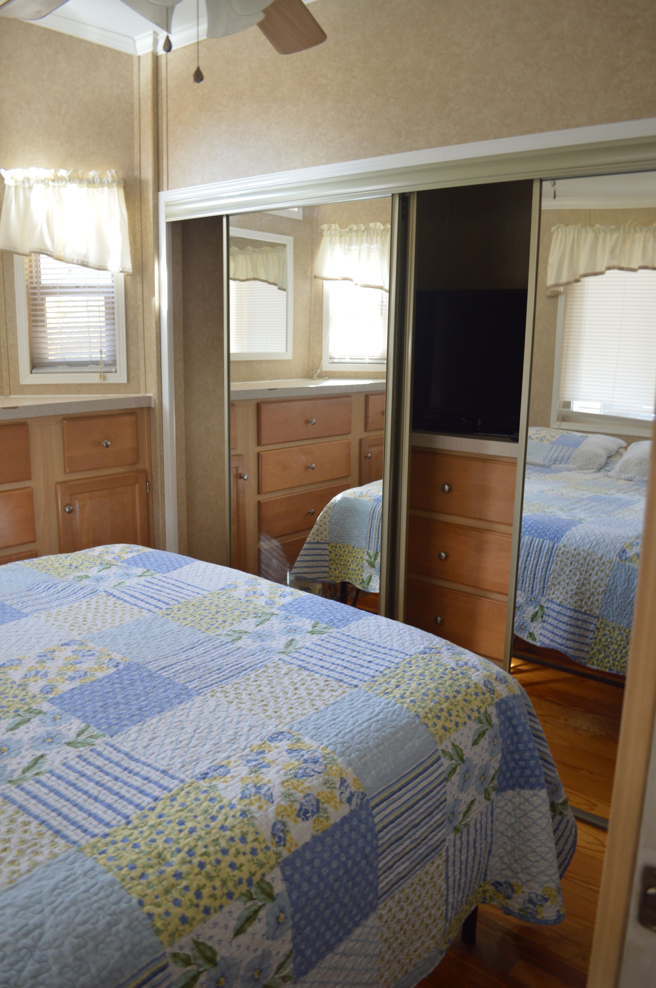 Lakeside Paradise!  Steps from the Water.  Boat slip/ Canoe, Firepit.