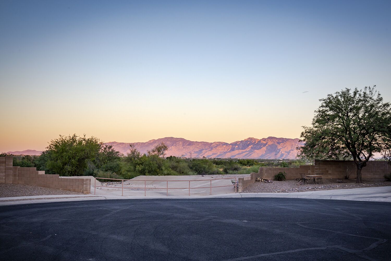 Relax Tucson-Home Away from Home-1 level Living Bike-Walk path out front door