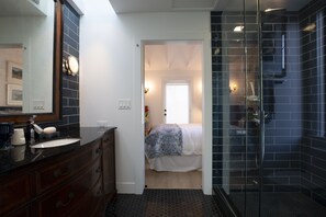 Douche, sèche-cheveux, serviettes fournies, savon