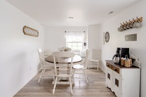 Dining - 3BR Quaint Cottage in Historic Gettysburg Close to Battlefield & Ski Liberty (Gettysburg)