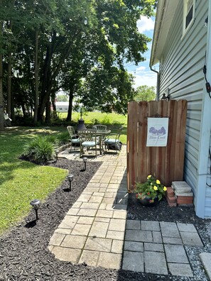 Outdoor dining - 3BR Quaint Cottage in Historic Gettysburg Close to Battlefield & Ski Liberty (Gettysburg)