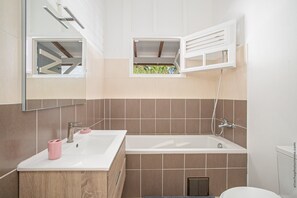 Baignoire, sèche-cheveux, serviettes fournies, savon