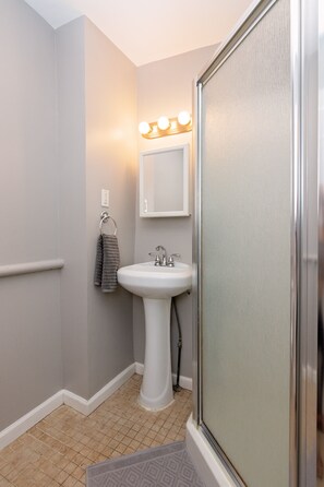 Shower, hair dryer, towels, soap - Spacious Victorian Tower Apartment (Hartford)