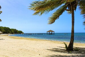 Playa en los alrededores, camastros y toallas de playa 