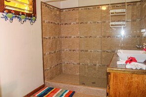 Shower, towels, soap, shampoo - Cute Cottage, Private Pool, Private Beach Resort Community (Roatan)