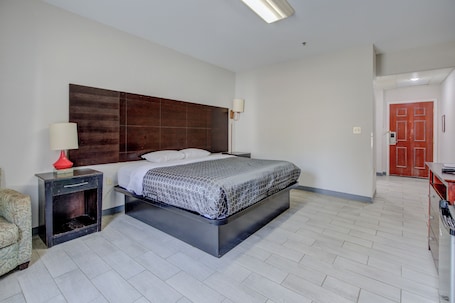 Room, 1 King Bed, Accessible, Non Smoking. Plantation Inn & Suites Near Locust Grove I 75