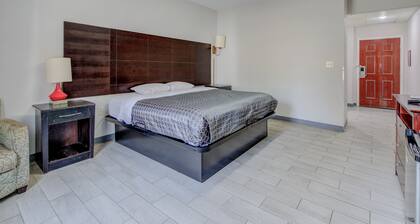 Plantation Inn & Suites Near Locust Grove I 75