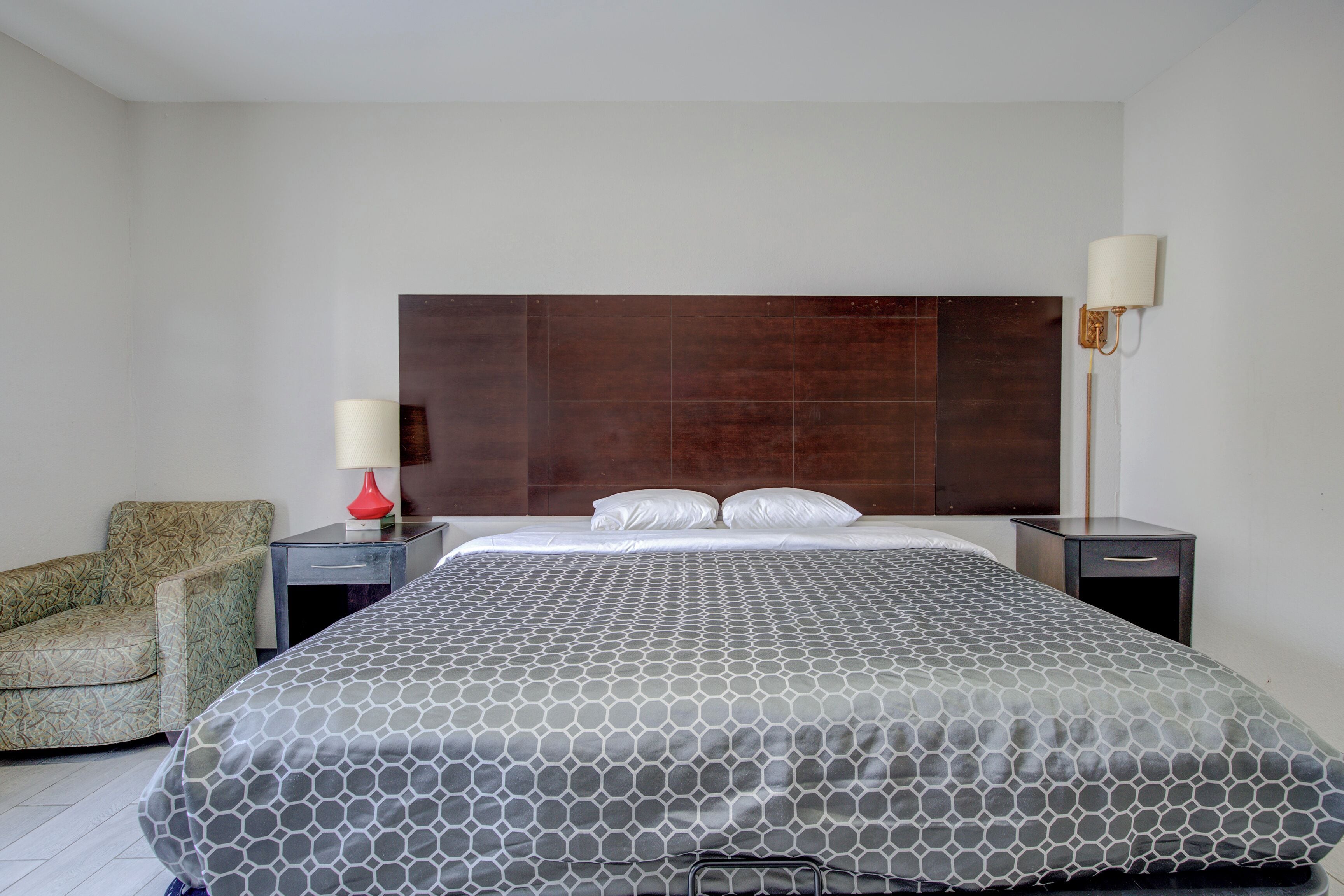 Room, 1 King Bed, Accessible, Non Smoking | Free WiFi, bed sheets