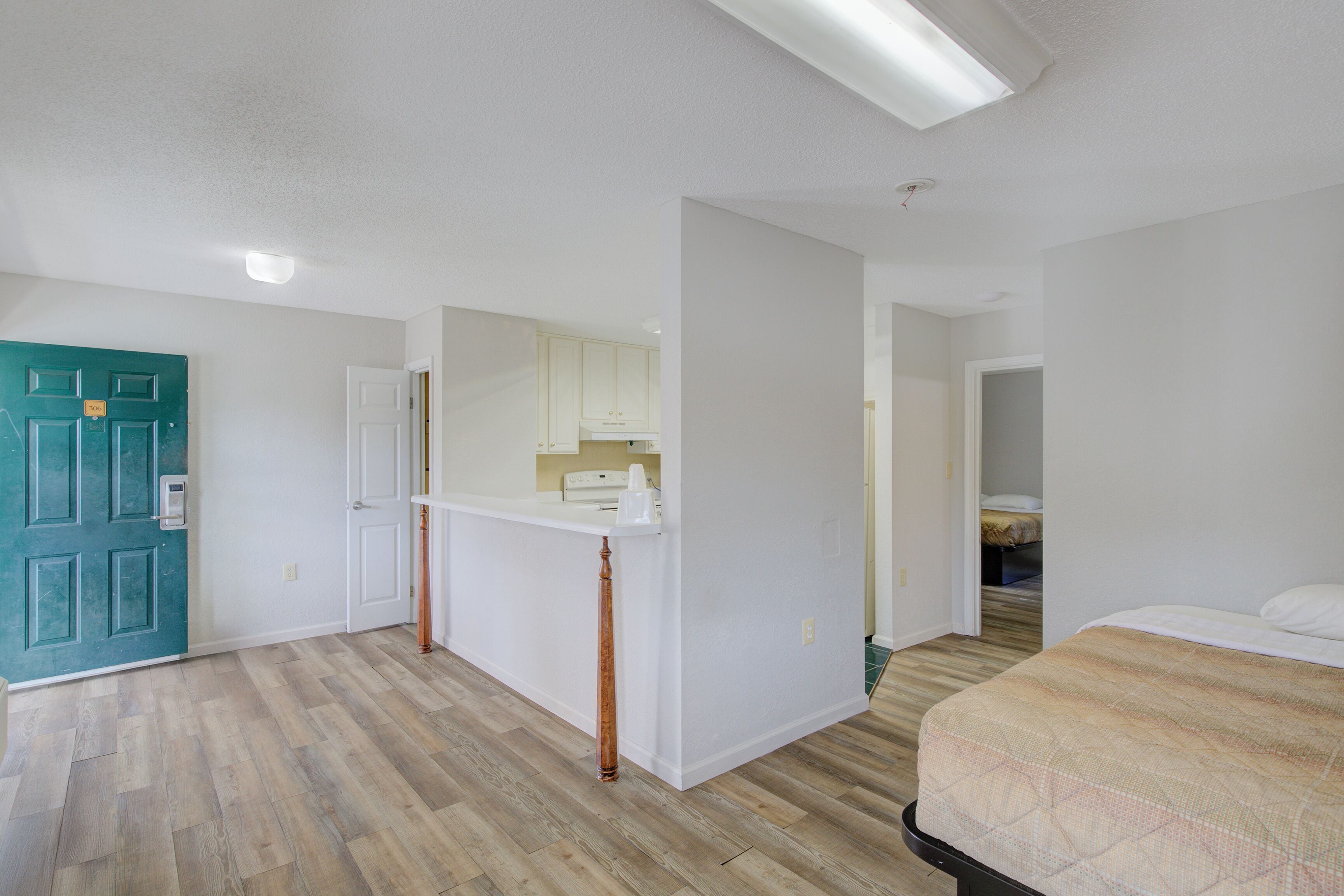 Room, 1 King Bed, Smoking | Free WiFi, bed sheets