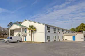 Front of property - Plantation Inn & Suites Near Locust Grove I 75 (Jackson)