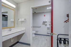 Zimmer, 1 King-Bett, barrierefrei, Nichtraucher | Badezimmer | Kostenlose Toilettenartikel, Handtücher