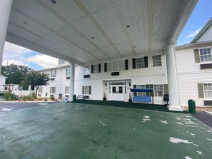 Property entrance - Plantation Inn & Suites by Hotel O Jackson GA (Jackson)