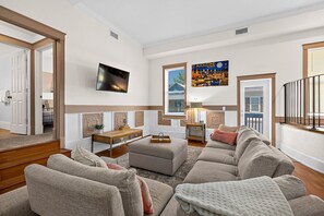 TV, offices - The Ray - 2nd Floor Historic Condo- Walk to DNTN (St. Augustine)