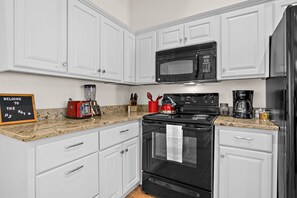 Frigorífico, microondas, horno y placa de cocina