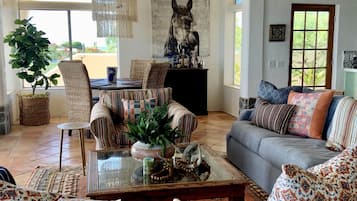 Smart TV, books, stereo