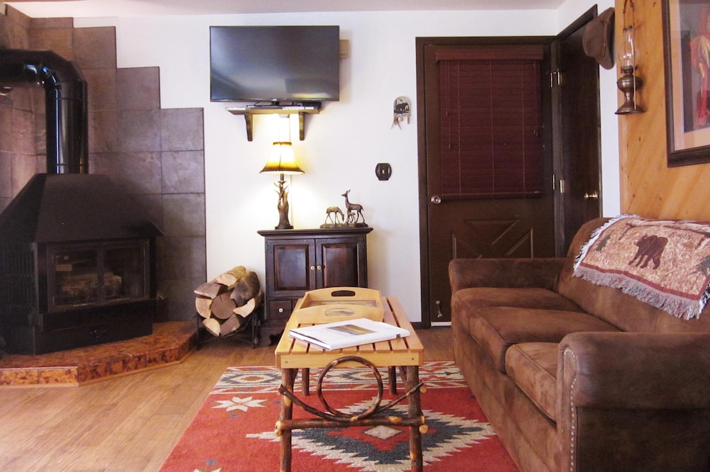 Buffalo Roam Condo * Comforts of Home for 6 * Minutes from Yellowstone