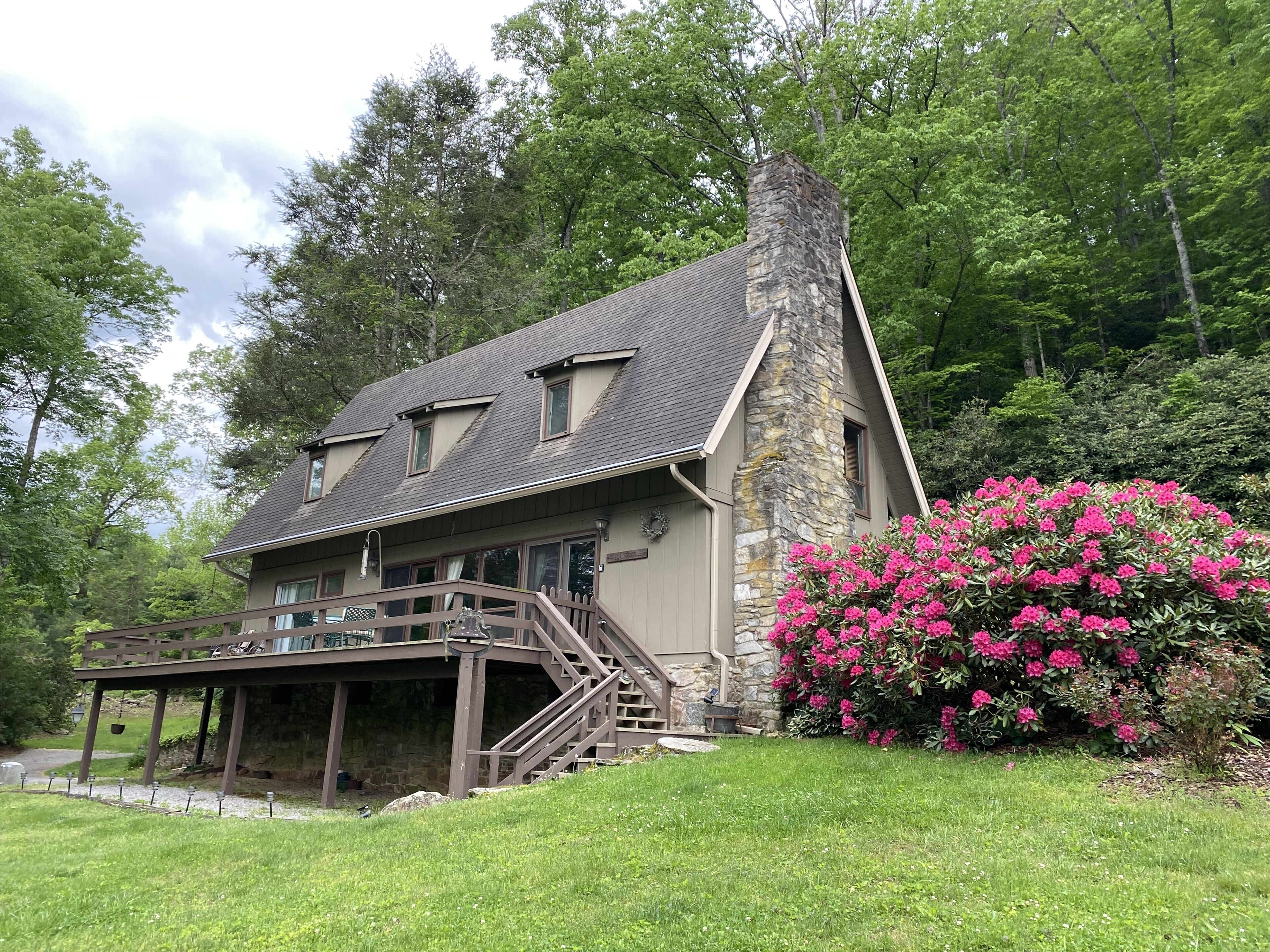 Riverfront & Creekfront Chalet near Waynesville & GSMNP- Free high speed WiFi! 
