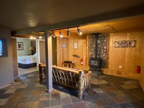 5 عدّة غرف نوم ومكتب ومكواة/لوح كي وسرير سفر