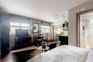 Apartment | 1 bedroom, iron/ironing board, free WiFi, bed sheets - 1 Bed Studio Sleeps 2 -patio -garden -dogs Ok (Cobham)