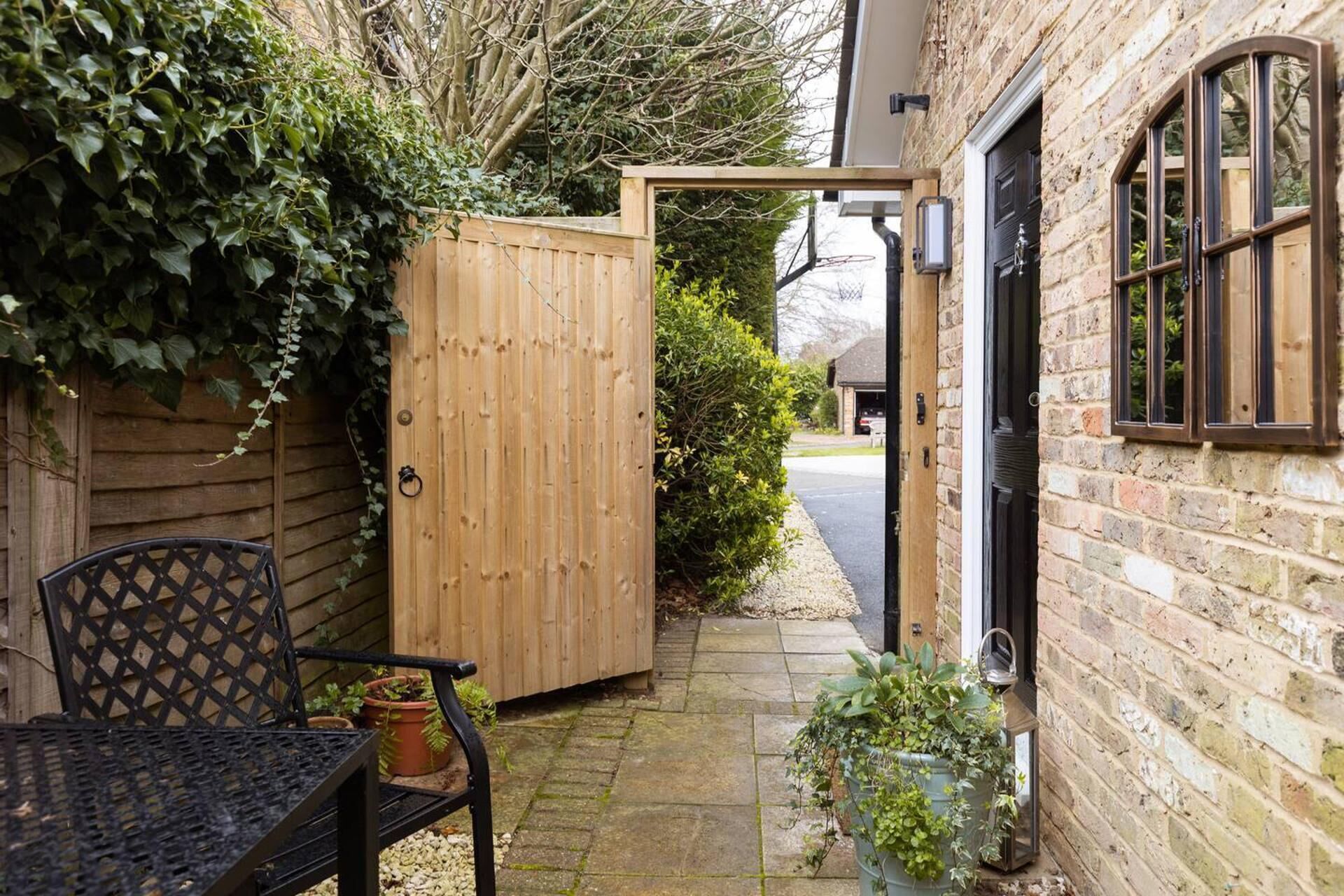 Stunning Private En-suite Studio in Cobham