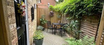 1 Bed Studio Sleeps 2 -patio -garden -dogs Ok