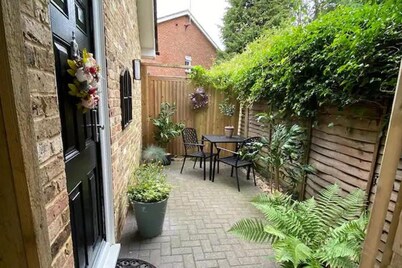 1 Bed Studio Sleeps 2 -patio -garden -dogs Ok