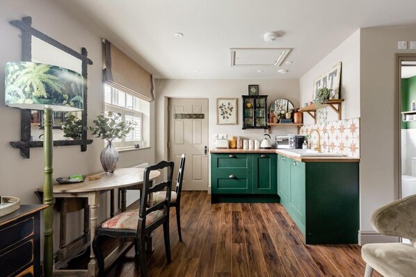 Refrigerador, microondas, placa de cocina, tetera/pava eléctrica